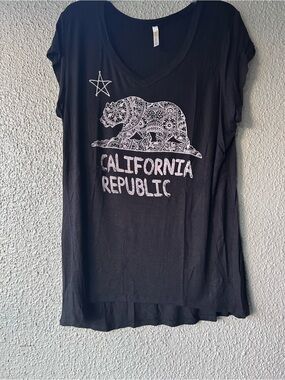 Ocasion Black V-Neck Tee with White 'California Republic' Bear Graphic 2X